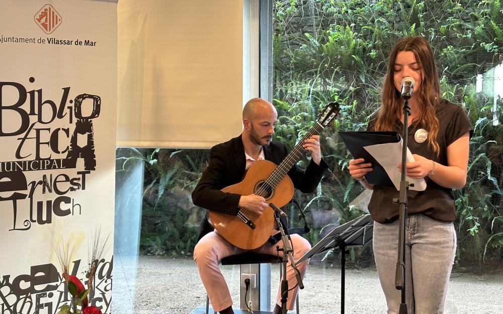 La Tropa Teatre ha fet la lectura de fragments dels treballs guanyadors amb l'acompanyament musical de Jaume Linares