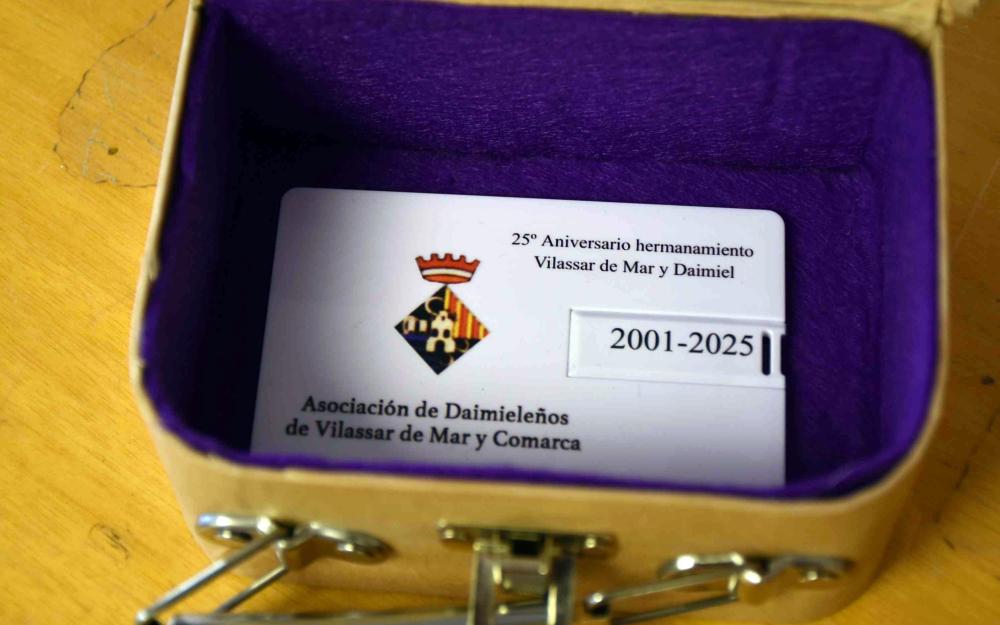 USB amb memòries de l'Associació de Daimieleños de Vilassar de Mar i comarca