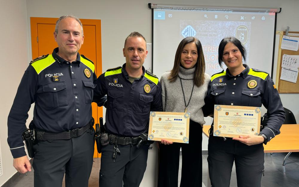 L'alcaldessa amb el cos policial local