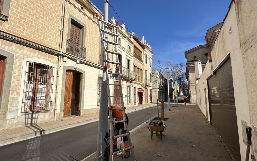 Operaris fent el canvi de les columnes dels fanals malmesos del carrer Montserart
