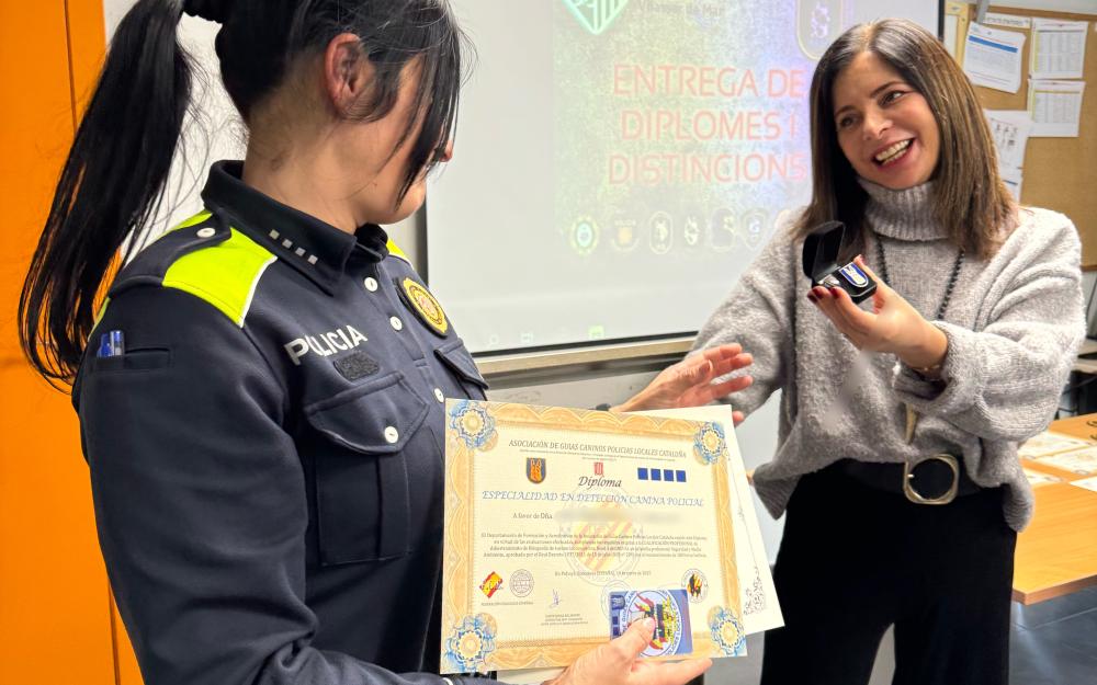 L'alcaldessa atorgant el diploma