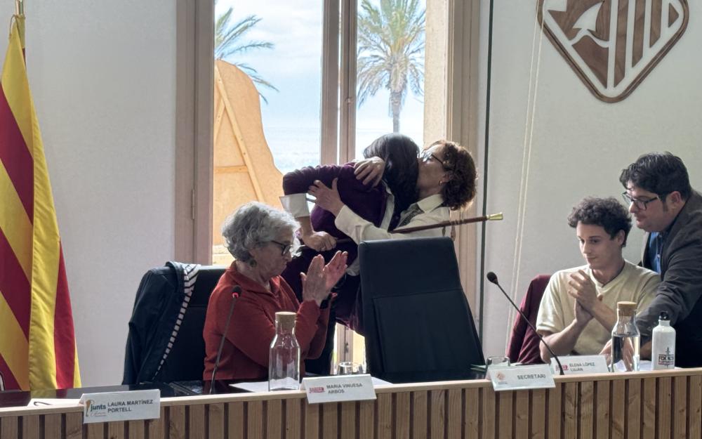 La fins ara alcaldessa Laura Martínez entrega la vara de l'alcaldia a Elena López, nova alcaldessa del municipi