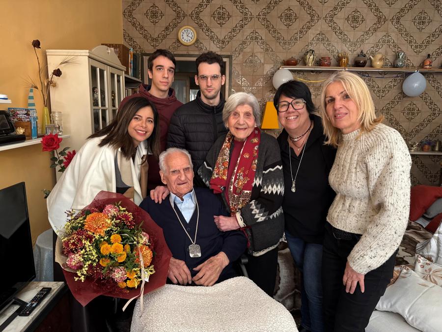 Josep Casadellà, acompanyat de la seva família, l'alcaldessa Laura Martínez i la regidora de Gent Gran Montserrat Ferri