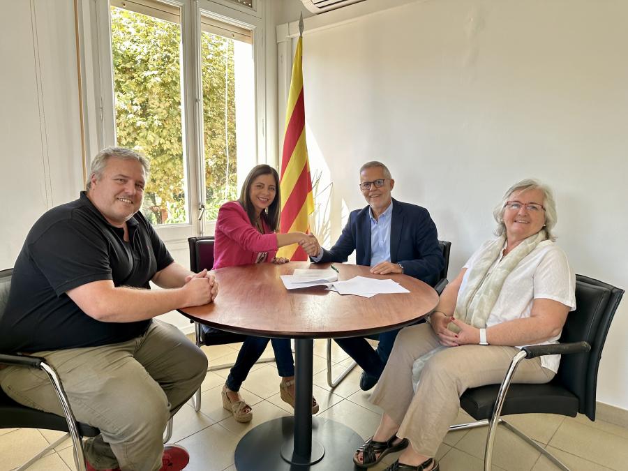 El regidor de Participació Ciutadana, Gerard Grau, i l'alcaldessa, Laura Martínez, amb els representants de l'entitat gOvi