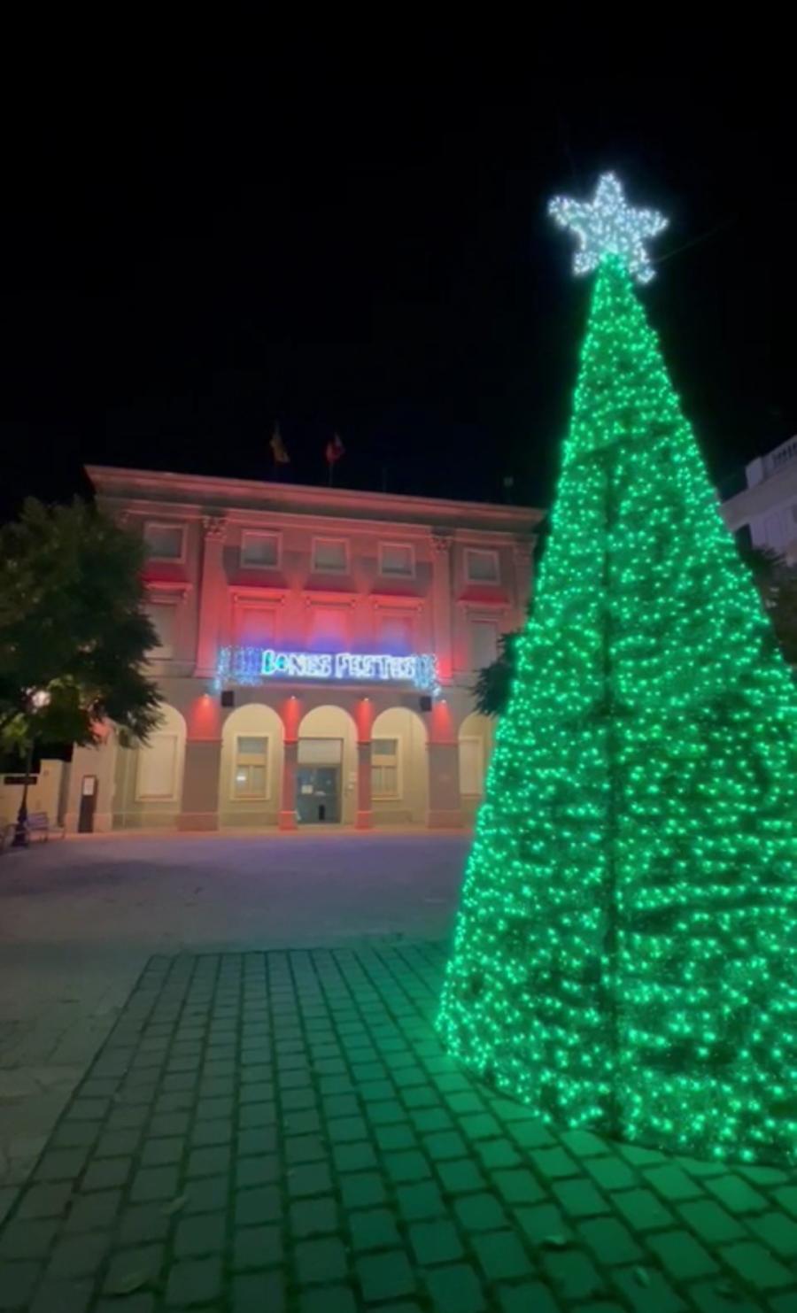 Plaça de l'Ajuntament amb decoració de Nadal