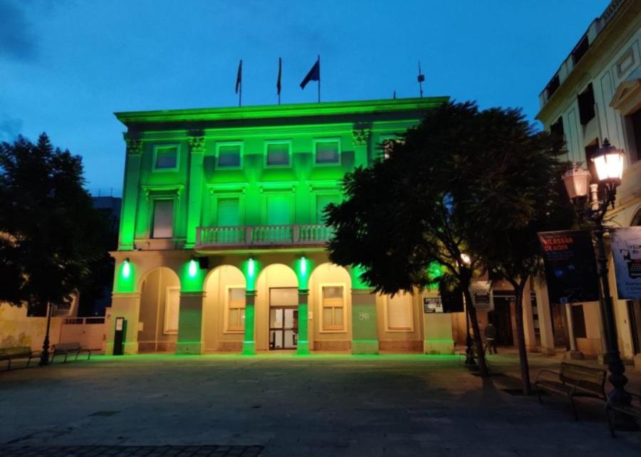 La façana de l'Ajuntament de verd amb motiu del Dia Mundial contra el Càncer