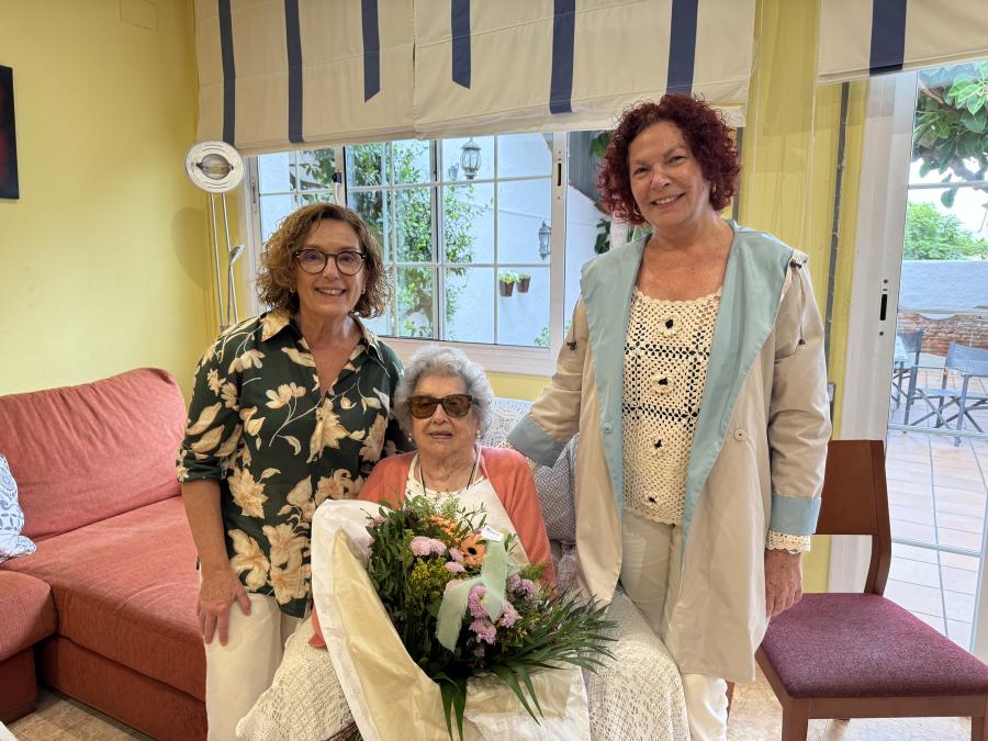 L'alcaldessa, Elena López, i la regidora de Gent Gran, Virginia Gérez, amb la Blanca Antem a casa seva. 