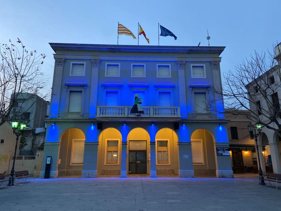 Façana de l'Ajuntament il·luminada de color blau