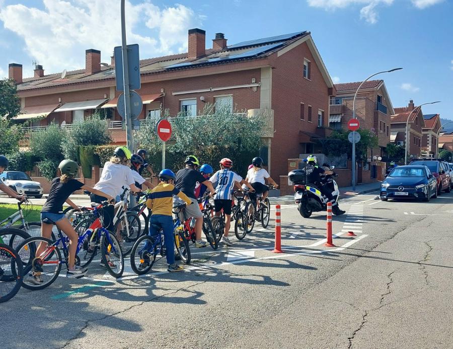 Sessió d'educació viària de la Policia Local a l'alumnat de sisè de l'Escola del Mar