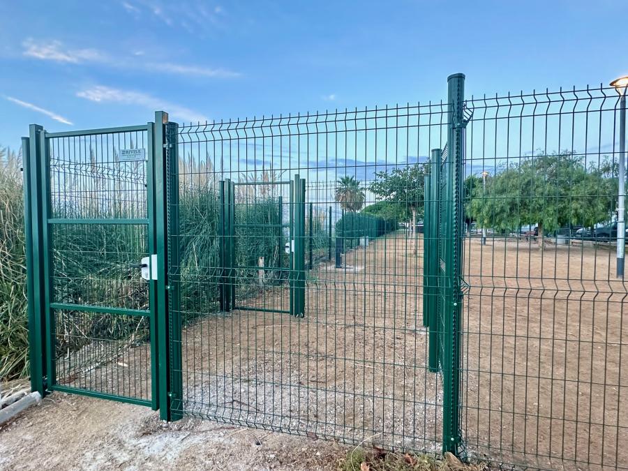 Doble porta d'accés a l'espai d'esbarjo per a gossos de l'N-II