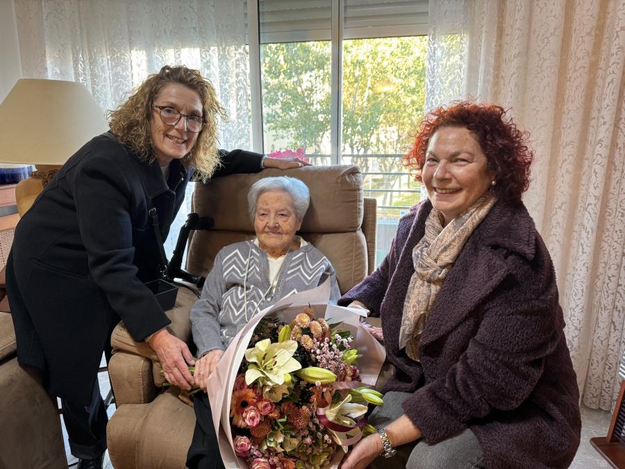 L'alcaldessa, Elena López, i la regidora de Gent Gran, Virginia Gérez, visiten la Francisca pel seu aniversari