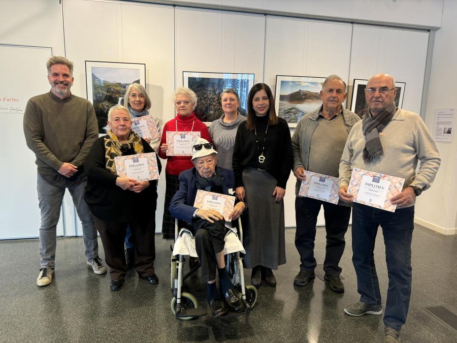 Lliurament de diplomes. En la foto, els donants, l'alcaldessa Laura Martínez i el regidor de Festes Populars, Jordi Pallés.