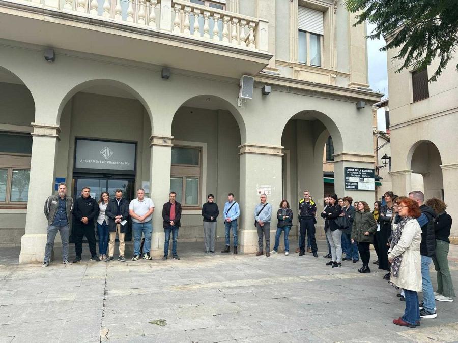 Minut de silenci a la plaça de l'Ajuntament