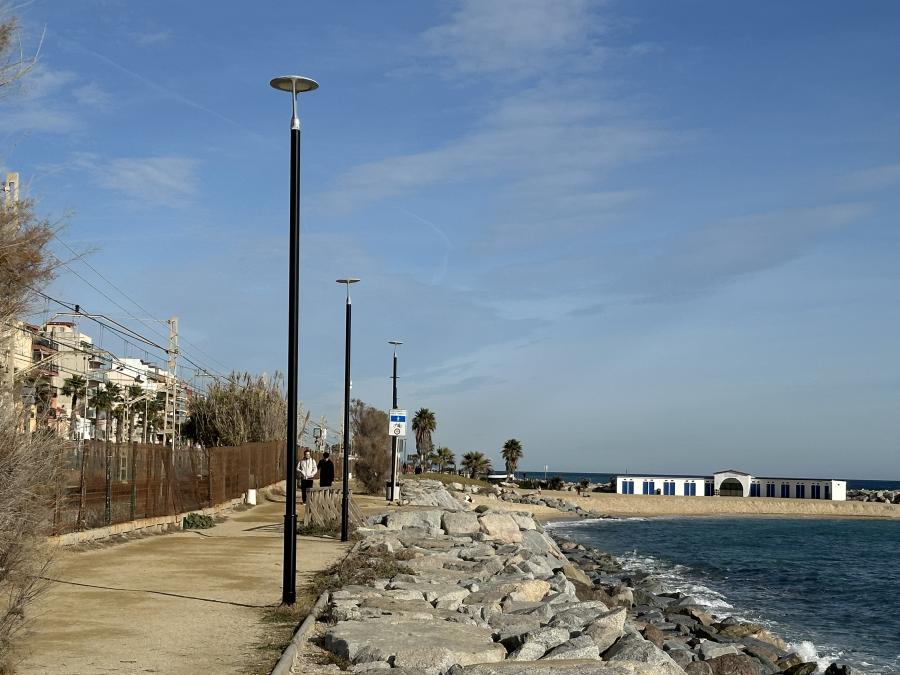 Renovació dels fanals d'un tram del passeig Marítim