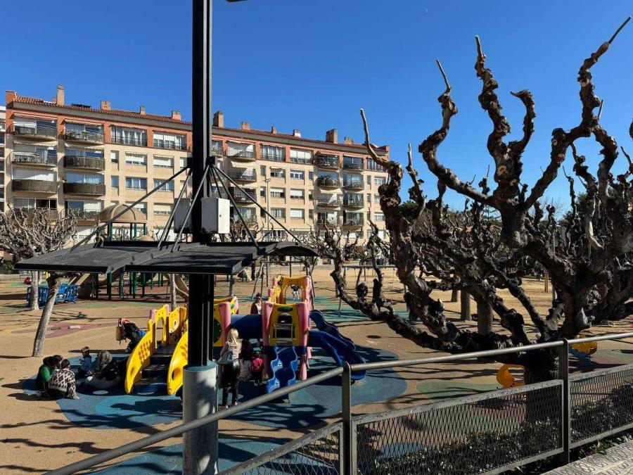 Zona de jocs amb el paviment que s'ha de substituir