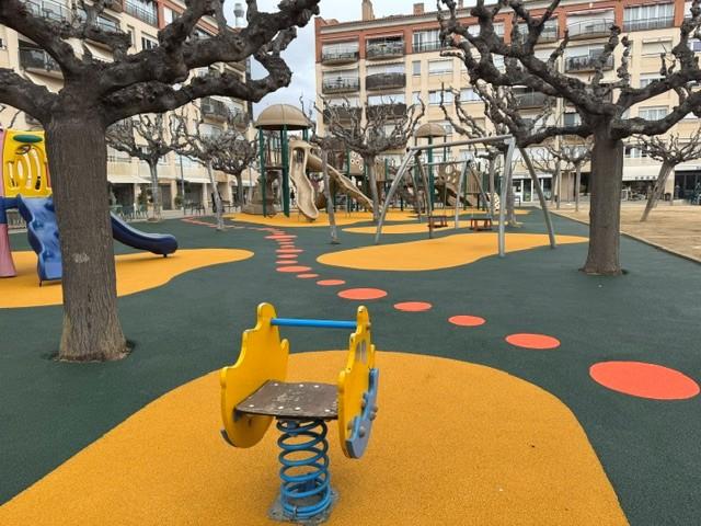 El nou paviment de cautxú ofereix seguretat per als infants.