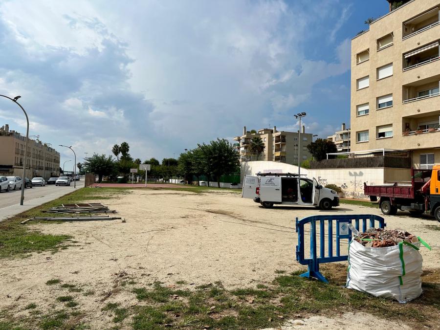 Inici de les obres de la pista de futbol del carrer Santa Marta