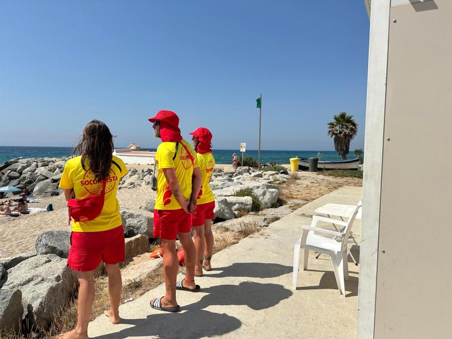 Socorristes al mòdul de l'espigó de Garbí