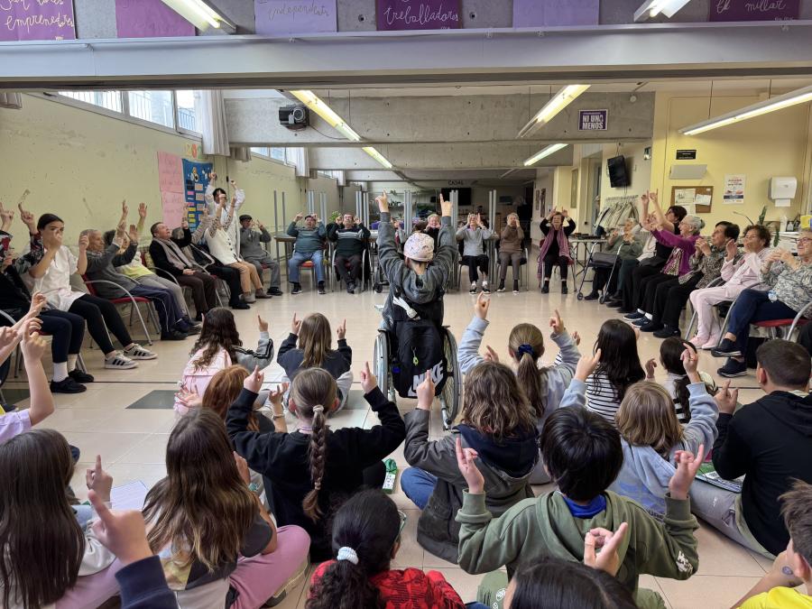 L'alumnat del Pérez Sala ballant amb les persones grans del Casal de Curació